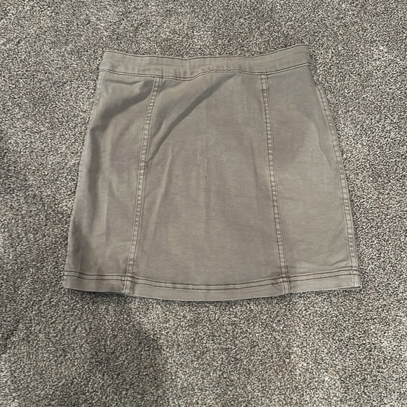 Grey mini skirt with button closure detail. - Picture 2 of 2